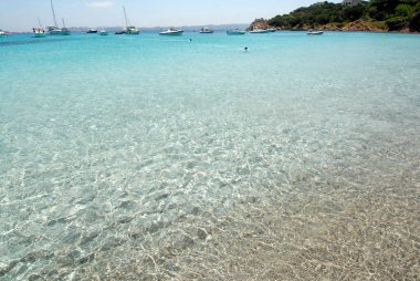 Sardinya 'da Santa Maria sahilinde, Budelli ve Razzoli' ye yakın Santa Maria adasında inanılmaz mavi bir deniz var..