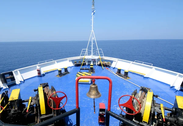 Bir feribotun pruvası Akdeniz 'i kar ve demir atmak için gerekli donanımla sürüyordu.