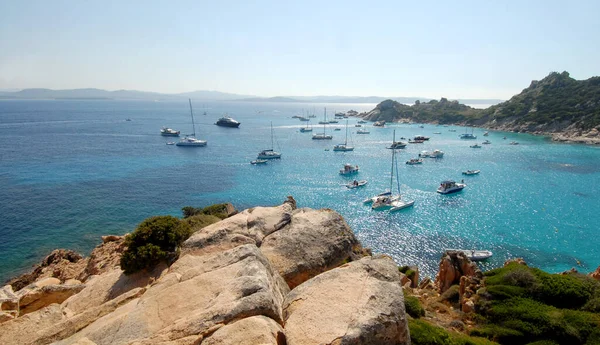 Cala Corsara, Maddalena takımadasındaki Spargi adasında yer almaktadır. Dört kumsal güzel kumdan bir cennettir..