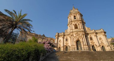 San Giorgio 'daki ünlü kolej Katedrali Ragusa şehrinin en önemli anıtlarından biri olan Ragusa' nın ana Katolik ibadethanesidir..