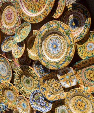 Bu şehirde seramik işçilik çok gelişti ve her yerde vazolar, tabaklar ve amforalar var Akdeniz renkleriyle süslenmiş..