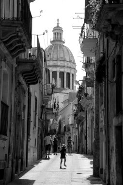 San Giorgio 'daki ünlü kolej Katedrali Ragusa şehrinin en önemli anıtlarından biri olan Ragusa' nın ana Katolik ibadethanesidir..
