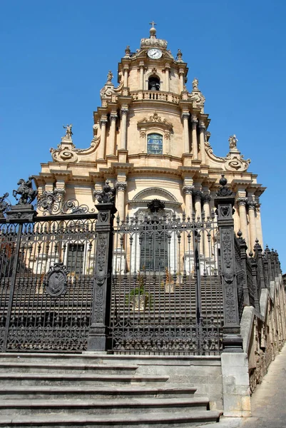 San Giorgio 'daki ünlü kolej Katedrali Ragusa şehrinin en önemli anıtlarından biri olan Ragusa' nın ana Katolik ibadethanesidir..