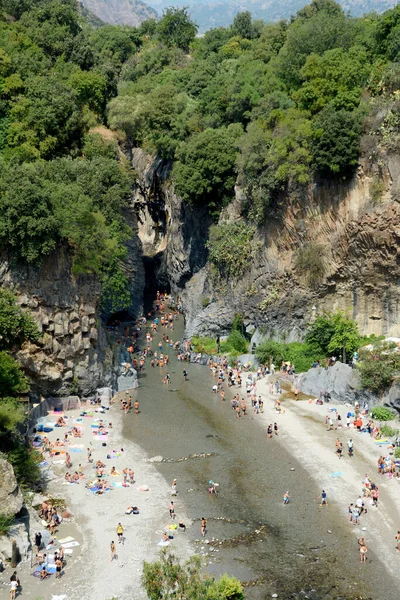 Alcantara Vadisi Sicilya 'daki Alcantara Vadisi' nde yer alır ve şelalenin heyecanını seven birçok turist tarafından sıklıkla ziyaret edilir..