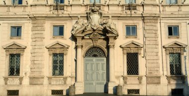 Quirinale 'in yanındaki Palazzo della Consulta. İtalya Cumhuriyeti Anayasa Mahkemesi burada kurulmuştur. Portal, ön cephe ve heykeller çok güzel.