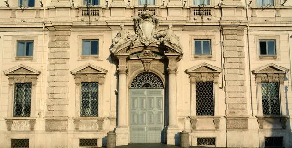 Palazzo Della Consulta就在Quirinale旁边 意大利共和国宪法法院设在此 立面和雕像都很漂亮 图库图片