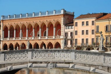 Prato della Valle heykelleri, fıskiyeleri ve renkli evleri olan büyük bir eliptik meydandır. Padua 'nın en büyük ve Avrupa' nın en büyük meydanıdır..