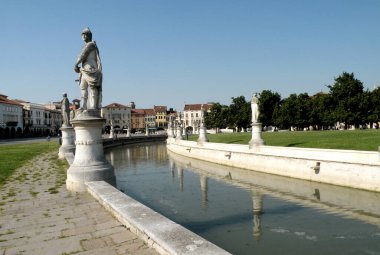 Prato della Valle heykelleri, fıskiyeleri ve renkli evleri olan büyük bir eliptik meydandır. Padua 'nın en büyük ve Avrupa' nın en büyük meydanıdır..