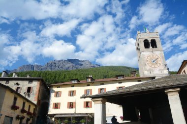 Alberti Dörtgeni, Kuerc Meydanı 'nda bir ortaçağ kalesiydi. Saat kulesi de pencereleri açık idi..