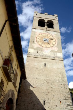 Alberti Dörtgeni, Kuerc Meydanı 'nda bir ortaçağ kalesiydi. Saat kulesi de pencereleri açık idi..