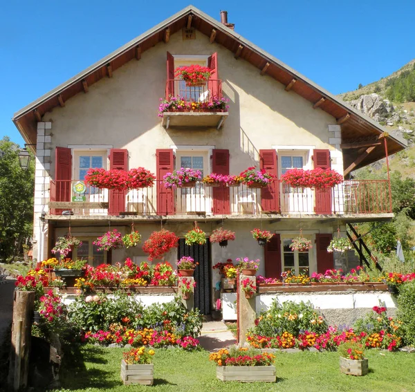 Nvache is a French commune of 349 inhabitants located in the Hautes-Alpes department of the Provence-Alpes-Cte d'Azur region. It is located in the Clare valley.