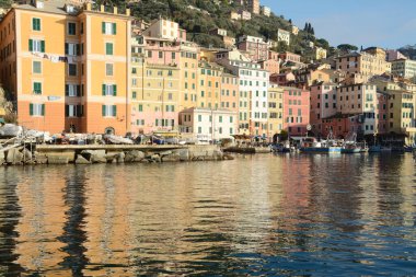 Camogli, marinası, kilisesi ve deniz kenarındaki renkli binalarıyla bilinen tipik bir sahil köyü ve turizm merkezidir..