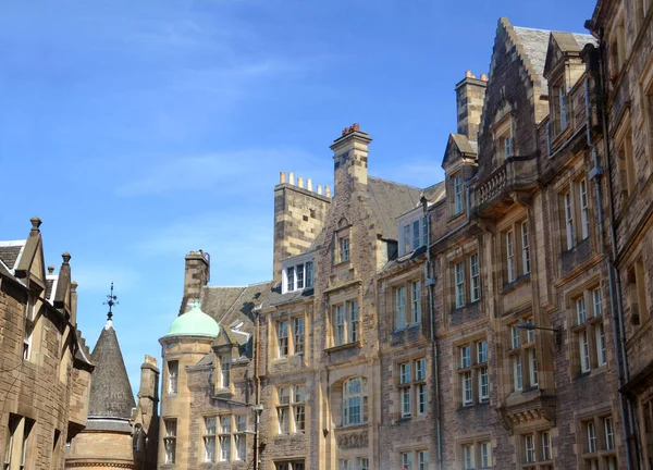 İskoçya 'nın başkenti, tepelerde küçük bir kasabadır. Eski bir ortaçağ kasabası ve neoklasik bahçelerle dolu Yeni Şehir adında zarif bir Gürcü mahallesi var.