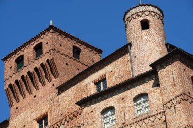 İtalya 'nın ortaçağ kaleleri tuğla kaleler, kuleler ve dantellerle çok güzeldir. Piedmont 'ta tepelerde birçok kale var..  