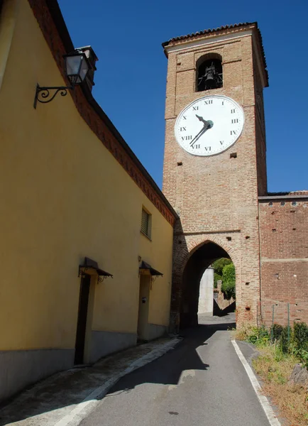 Středověká Věž Hodinami Vchodu Starobylé Vesnice Bardassano Piemontu — Stock fotografie