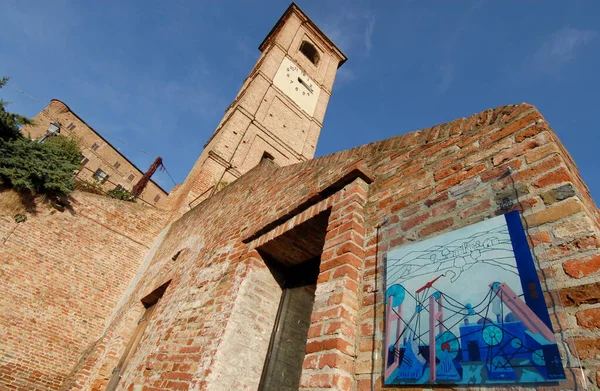 Kule çok eski ve yaklaşık bin yaşında. Bugün tepelere bakan saati olan bir çan kulesi var. Chieri ve Torino 'ya doğru..