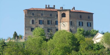 Kasaba Torino yakınlarındaki tepelerde yer almaktadır ve güzel bir doğaya sahip barış ve tarihin yeridir. Köy, restoranlarıyla da ünlüdür..