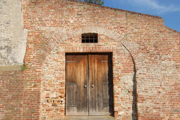 Antiguo Arco Portal Ladrillos Antiguos Pueblo Piamonte Situado Las Colinas — Foto de Stock