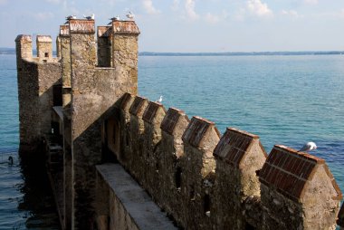 Sirmione 'nin Scaliger kalesi Sirmione' nin tarihi merkezine bir giriş. Nadir bir İtalyan şatosu göl tahkimatı örneği..