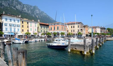 Garda Gölü, İtalya 'nın Verona yakınlarındaki Veneto kentinde bulunan en büyük göldür. Tatil için güzel ve yumuşak bir yer. Burası Gargnano köyü.