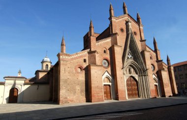 Chieri, Torino yakınlarında ortaçağ kökenli bir şehirdir. Katedral Gotik tarzdadır ve 6. yüzyılda başlamıştır..