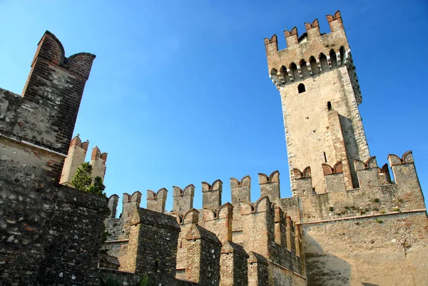 미온의스 Scaliger Castle 미온의 역사적 중심지로 들어가는 입구이다 이탈리아의 성으로 — 스톡 사진