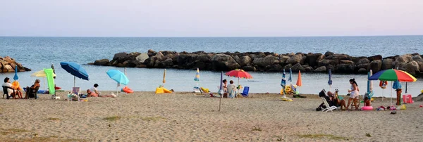 Turistas Una Playa Cilento Atardecer Relajado Después Día Mar Nadar —  Fotos de Stock
