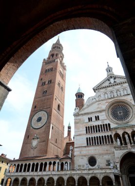 Cremona Katedrali, sürekli olarak Gotik, Rönesans ve Barok unsurlarla uyum içinde olan geniş bir Roma tapınağıdır..