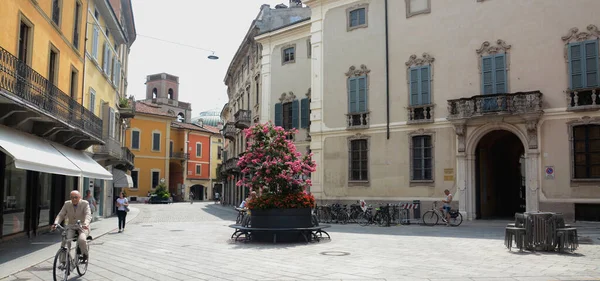 크레모나는 계곡에 아름다운 롬바르디아의 도시이다 거리와 카페에서 당신은 공기를 들이마실 — 스톡 사진