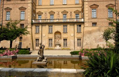 Govone kalesi 1792 'den 1870' e kadar Savoy konutlarından biriydi. 1997 'den beri Savoy konutlarının UNESCO sahasının bir parçasıdır. Şimdilerde belediye binası olarak kullanılıyor.