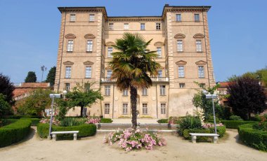 Govone kalesi 1792 'den 1870' e kadar Savoy konutlarından biriydi. 1997 'den beri Savoy konutlarının UNESCO sahasının bir parçasıdır. Şimdilerde belediye binası olarak kullanılıyor.