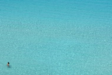 Tavşanların plajındaki Lampedusa Denizi 'nde şeffaf ve mavi su. Pelagie Adaları İtalya 'nın Sicilya' daki en güney noktasıdır..