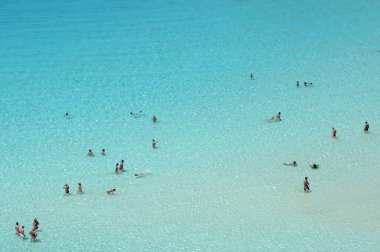 Tavşanların plajındaki Lampedusa Denizi 'nde şeffaf ve mavi su. Pelagie Adaları İtalya 'nın Sicilya' daki en güney noktasıdır..