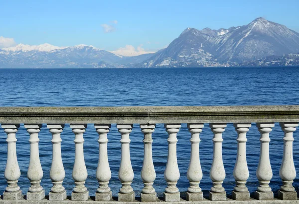 Terrasse Med Balustrade Det Blå Vannet Ved Maggioresjøen Stresa Med – stockfoto