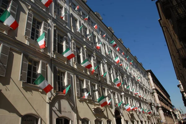 意大利统一150周年庆祝活动期间 都灵的一条街道上挂满了三色旗 — 图库照片