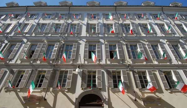 意大利统一150周年庆祝活动期间 都灵的一条街道上挂满了三色旗 — 图库照片