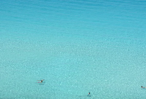 Tavşanların plajındaki Lampedusa Denizi 'nde şeffaf ve mavi su. Pelagie Adaları İtalya 'nın Sicilya' daki en güney noktasıdır..