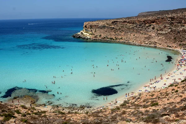 Transparentes Und Blaues Wasser Meer Von Lampedusa Kaninchenstrand Die Pelagie Stockbild