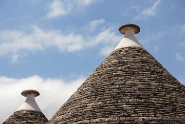 Trullo, Puglia 'nın geleneksel kuru taşlarında bulunan bir konik yapı türüdür. Kırsalda barınak ya da çiftçiler için ev olarak kullanılıyorlar..