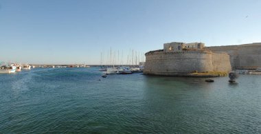 Gelibolu, Salento 'nun Puglia kıyısında bir kasabadır. Tarihi merkez kıyıdan uzakta bir adada. Antik limanda atmosfer Akdeniz 'dir..