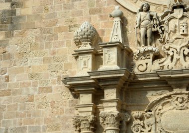 Santa Maria Annunziata Katedrali 'nin ön cephesinde Romanesk mimarinin ayrıntıları.