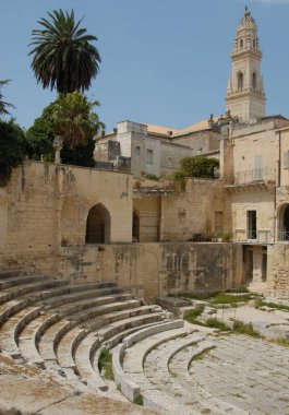 Roma tiyatrosu Lecce, Augustan döneminin tarihi şehir merkezinde bulunan bir Roma anıtı..