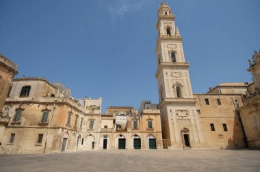 Santa Maria Assunta Metropolitan Katedrali Lecce 'nin ana Katolik ibadethanesidir. Piazza del Duomo 'da yer almaktadır ve Lecce' nin Barok tarzındadır.