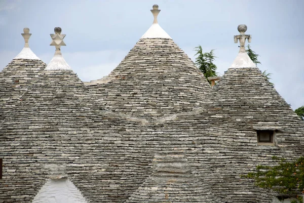 Trullo 리아의 전통적 돌에서 만들어 모양의 구조물이다 그것은 시골에서 농부들의 — 스톡 사진
