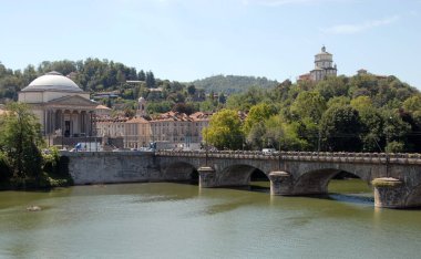 Torino 'daki Po Nehri. Nehrin mavi sularındaki lüks binaların yansımaları..