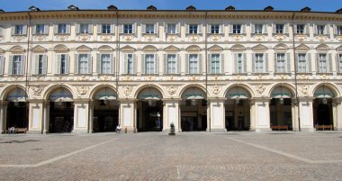 Piazza San Carlo, Torino 'nun oturma odası. Sarı sarayları, binicilik anıtı olan bronlar, San Carlo ve Santa Cristina kiliseleri ile ünlüdür..