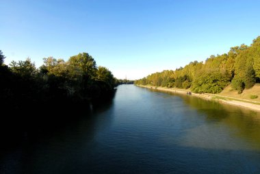 Torino 'daki Po nehri Murazzi tarafından fotoğraflandı. Nehirde yüzen kanocular Monte dei Capuccini 'nin üzerinde durduğu tepenin altında yelken açarlar..