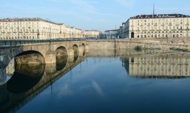 Torino 'daki Po Nehri' nin mavi suları ve Napolyon 'un taş köprüsü Piazza Vittorio' nun sarı saraylarına doğru..