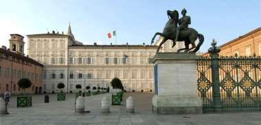 Piazza Castello Piedmont 'taki Savoy konutlarının ilki ve en önemlisi olan Palazzo Reale' ye ev sahipliği yapar.