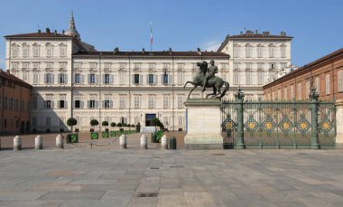 Piazza Castello Piedmont 'taki Savoy konutlarının ilki ve en önemlisi olan Palazzo Reale' ye ev sahipliği yapar.